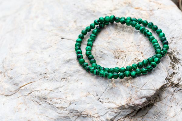 La malachite : signification, vertus et idées d’association en création de bijoux
