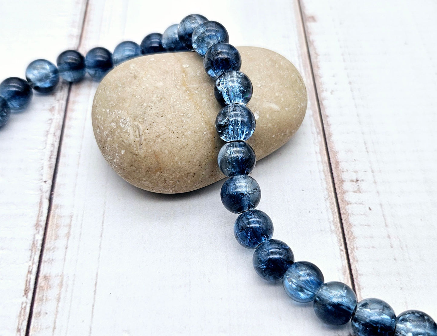 100 perles en verre craquelées bleu marine 8mm