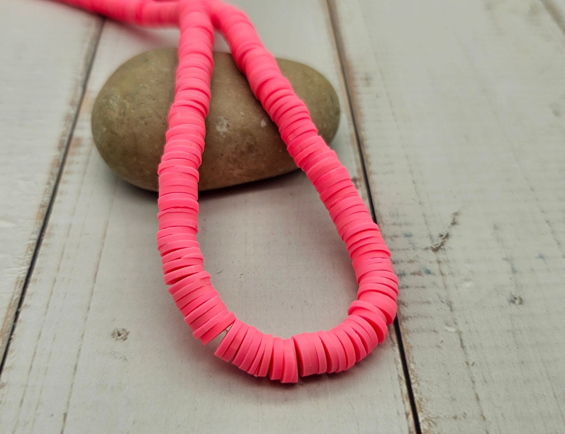 350 perles heishi rose néon 6mm