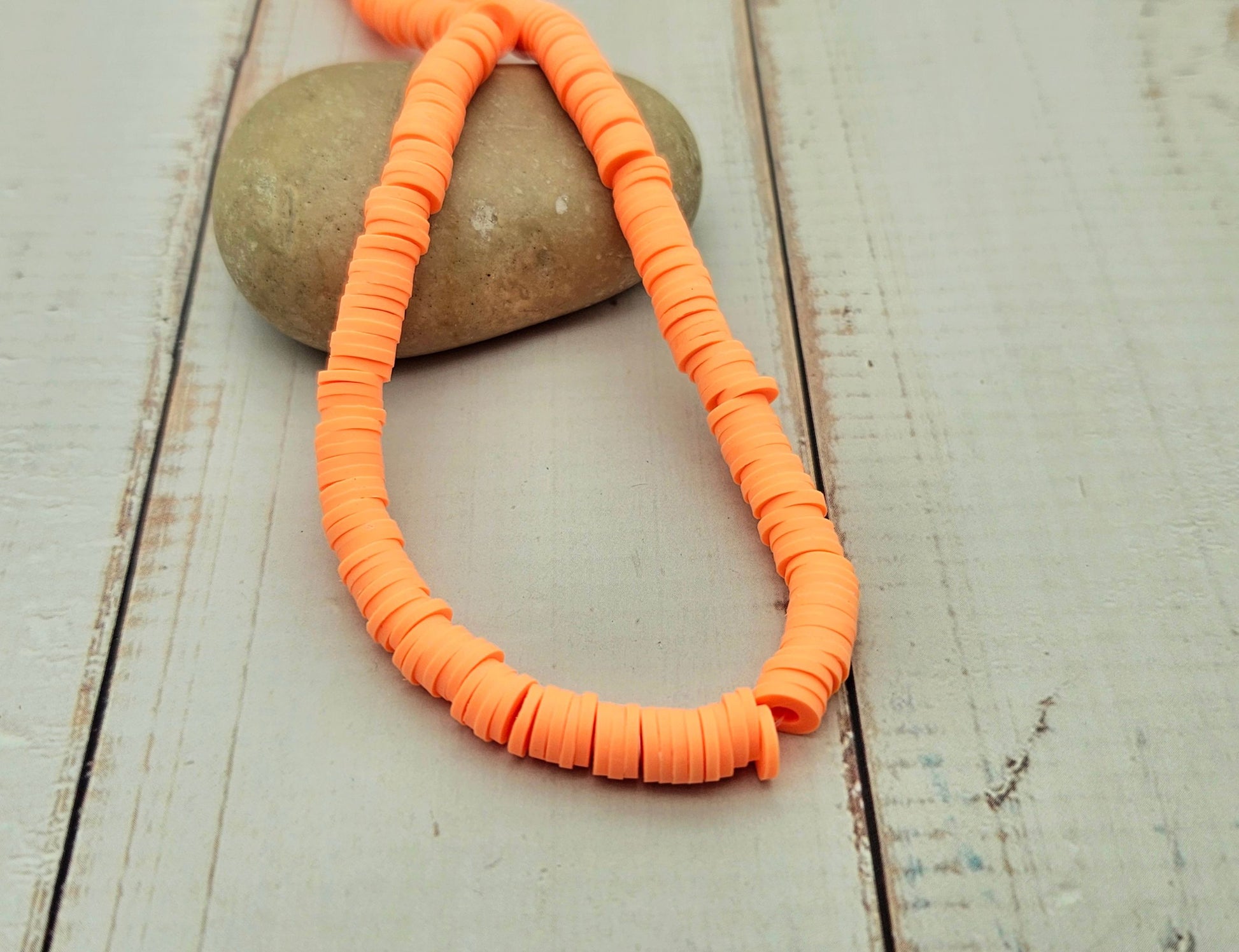 290 perles heishi orange néon 6mm