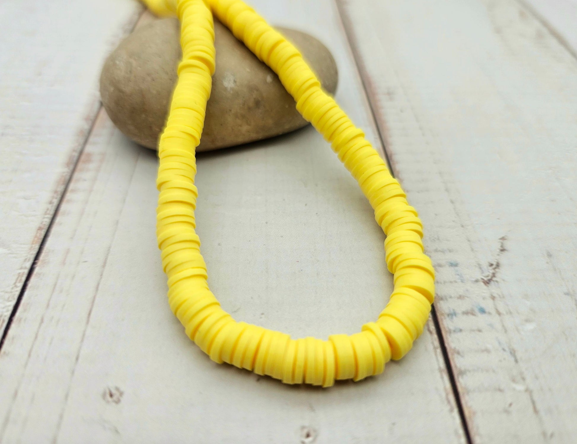 290 perles heishi jaune néon 6mm