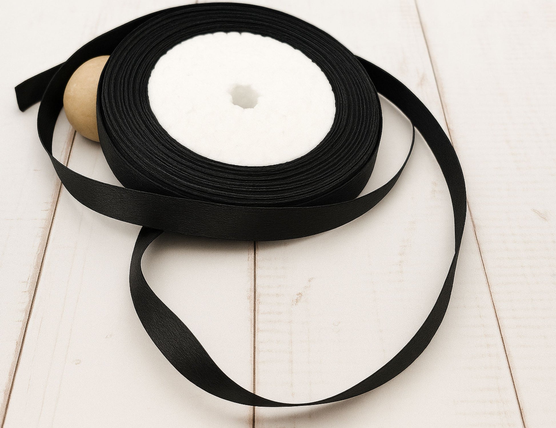 Ruban satin noir 22 mètres – Largeur 10 mm