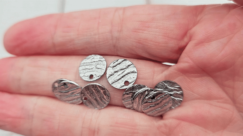 10 breloques rondes plates texturées 10mm