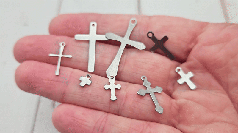 8 breloques croix religion 8 modèles différents