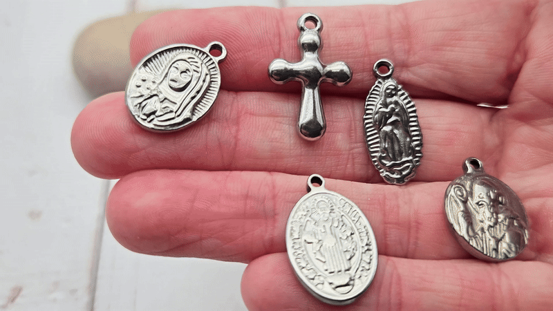 5 breloques religion chrétienne 5 modèles différents