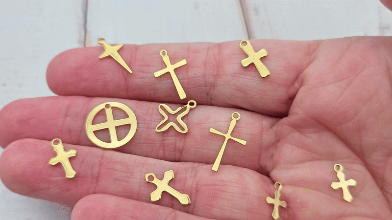10 breloques croix religion 10 modèles dorés