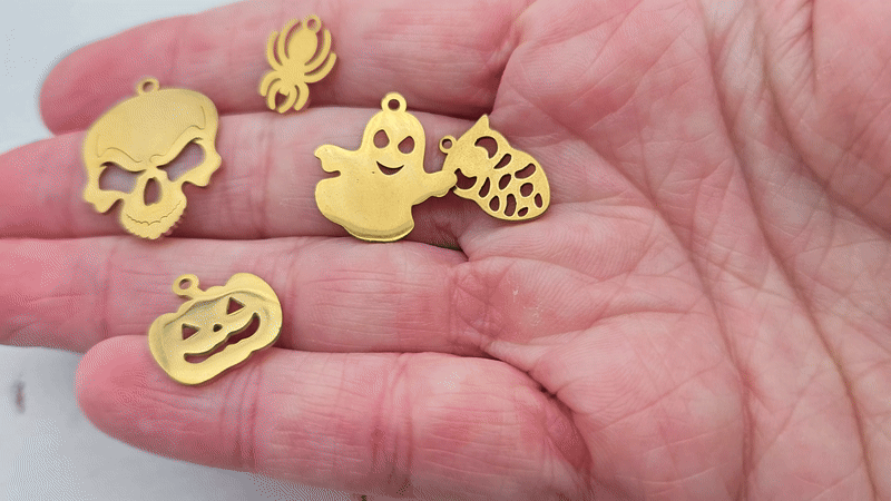 5 breloques Halloween dorées 5 modèles différents