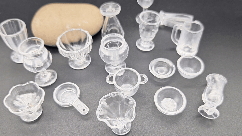 17 coupes et verres miniatures en plastique