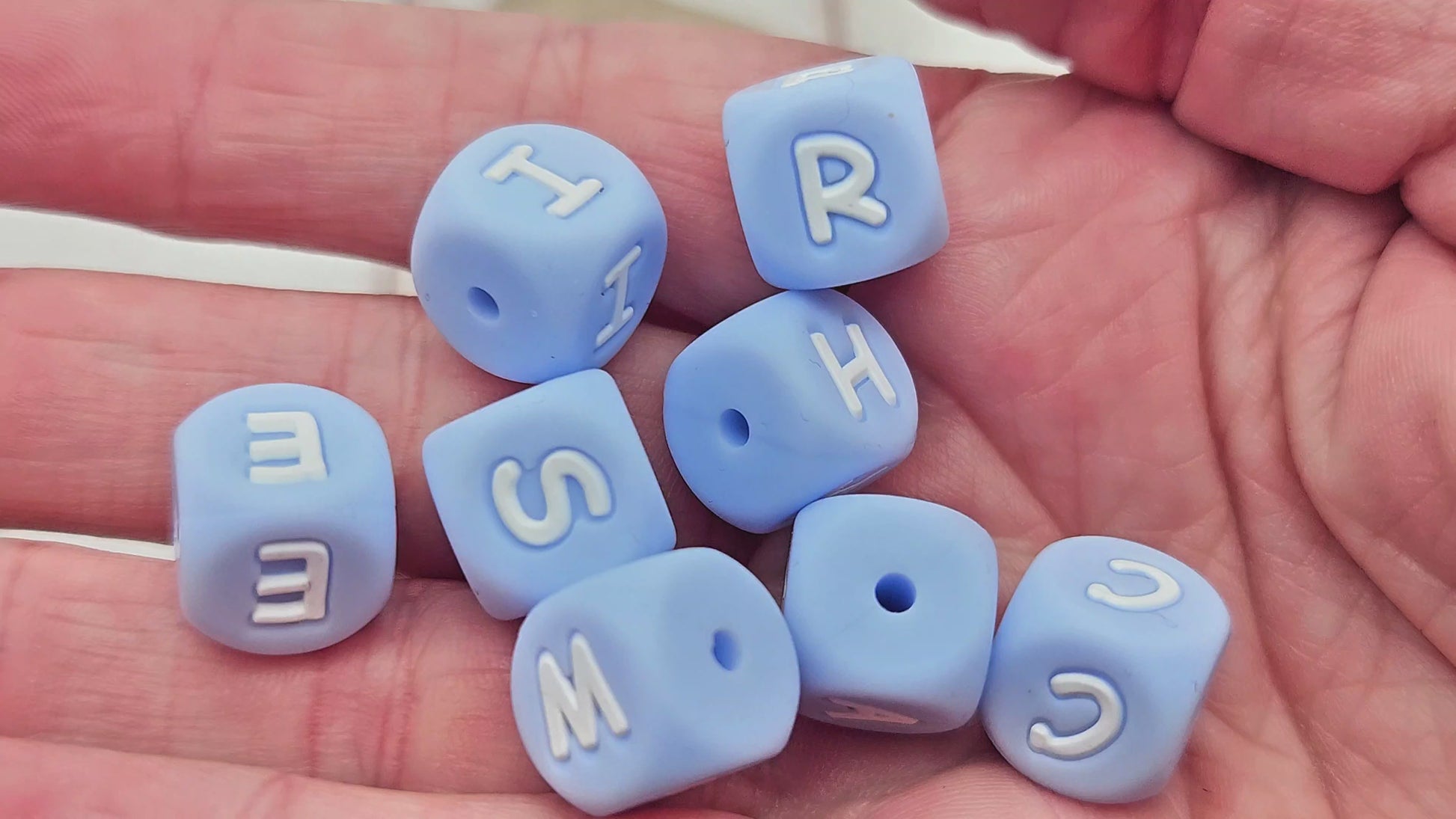 26 perles alphabet lettres silicone bleu pastel