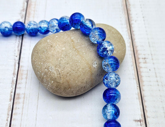 100 perles en verre craquelées bleues et transparentes 8mm