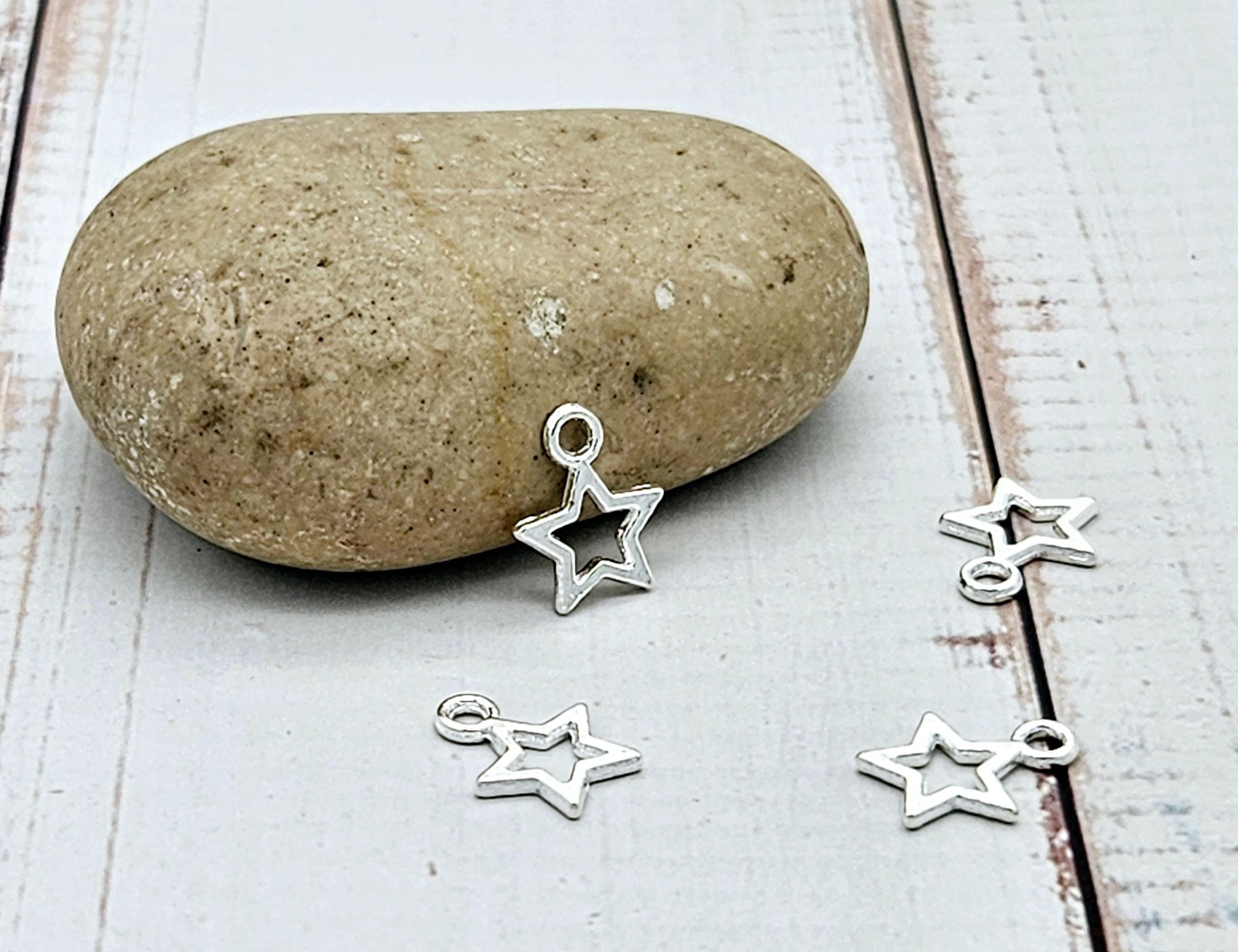 20 breloques étoiles creuses argent clair