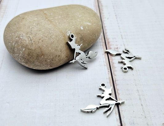 5 breloques sorcière sur balai halloween acier inoxydable