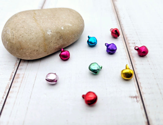 50 breloques grelots clochettes multicolores brillantes