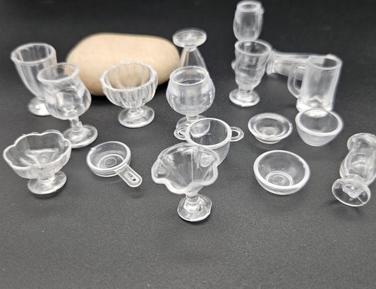 17 coupes et verres miniatures en plastique