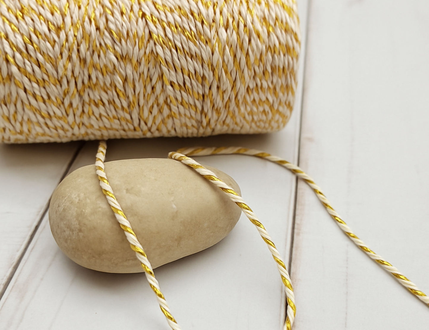 Bobine de ficelle style Baker’s Twine blanc crème et doré – 100 mètres
