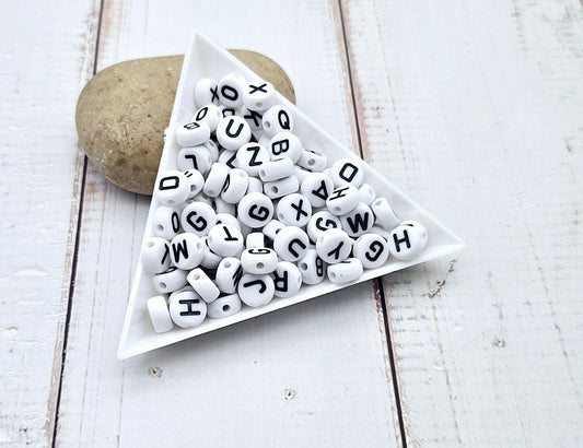 520 perles alphabet lettres noires sur blanc 7mm