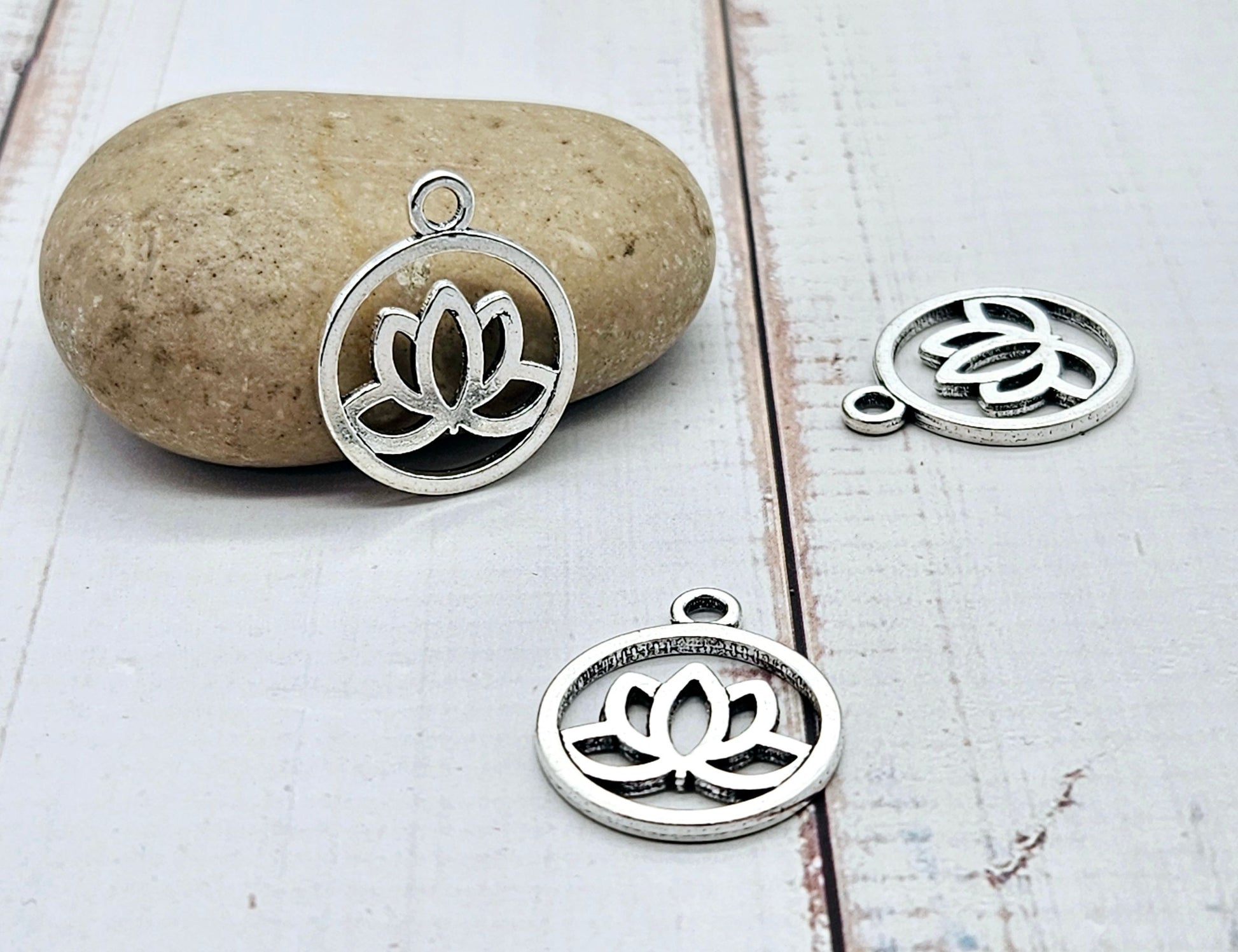10 breloques fleur de lotus dans un rond