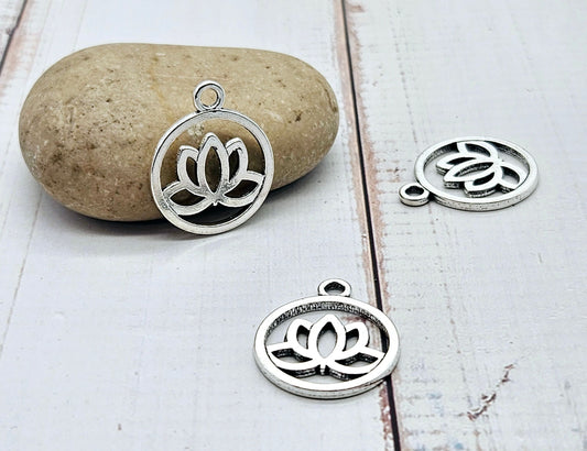 10 breloques fleur de lotus dans un rond