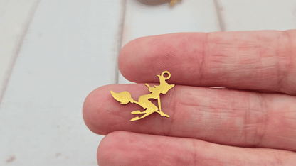 5 breloques sorcière sur balai halloween acier inoxydable doré