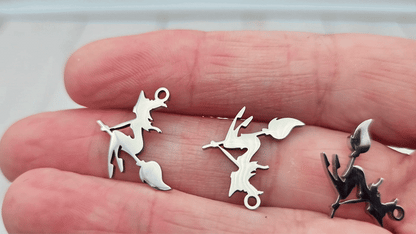 5 breloques sorcière sur balai halloween acier inoxydable