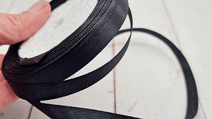 Ruban satin noir 22 mètres – Largeur 10 mm