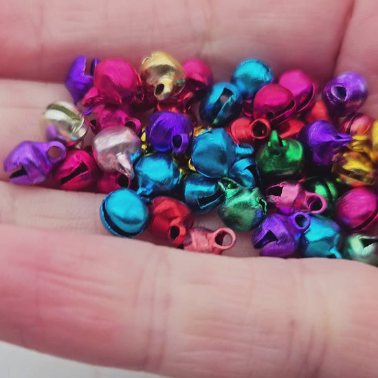 50 breloques grelots clochettes multicolores brillantes