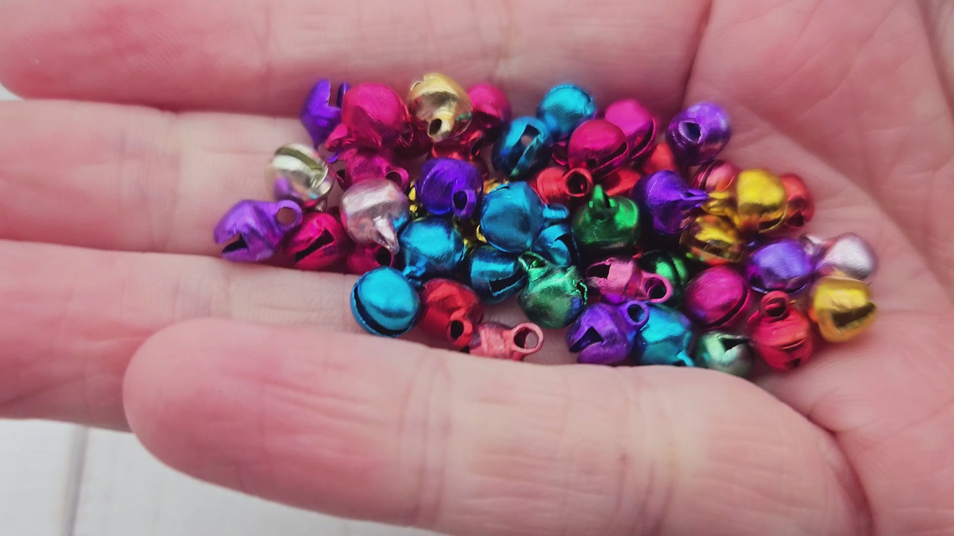 50 breloques grelots clochettes multicolores brillantes