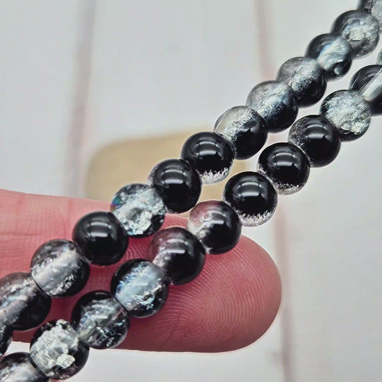 130 perles en verre craquelées noires et transparentes 6mm