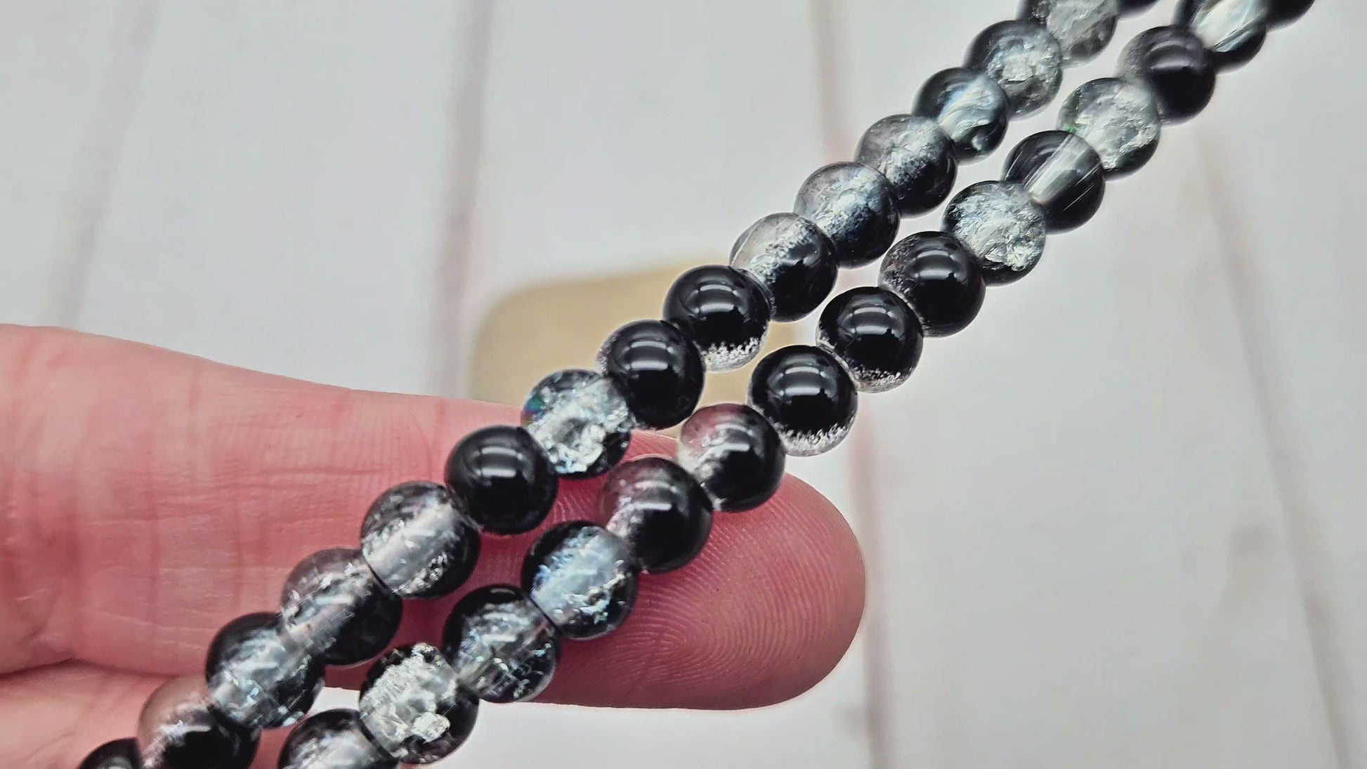 130 perles en verre craquelées noires et transparentes 6mm