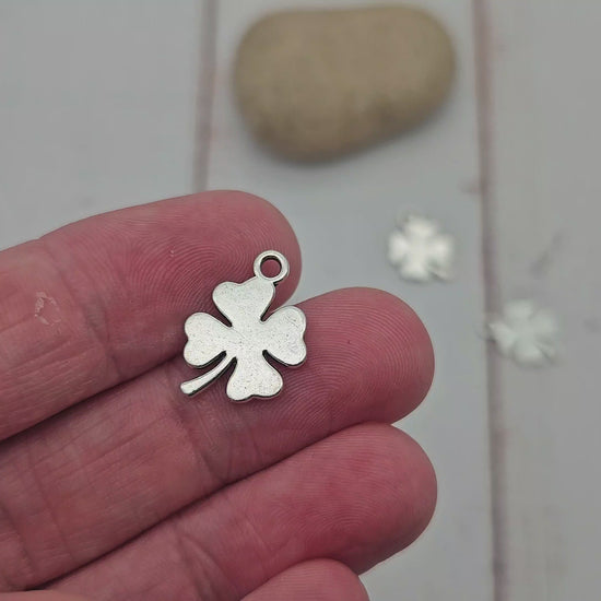 50 breloques trèfle argent mat