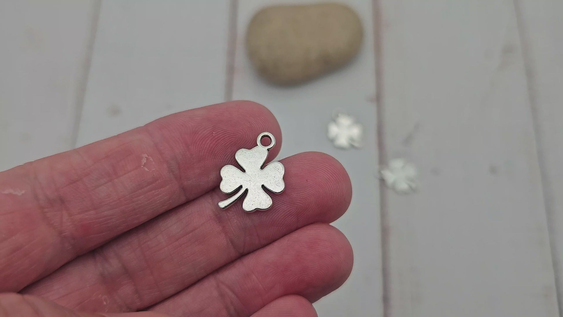 50 breloques trèfle argent mat