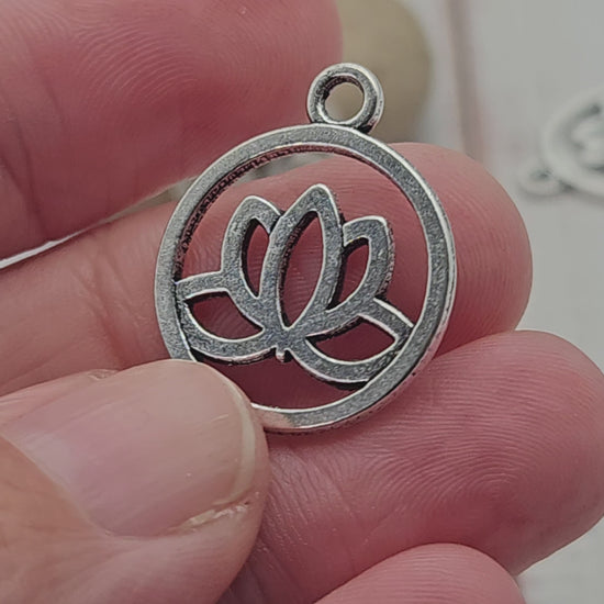 10 breloques fleur de lotus dans un rond