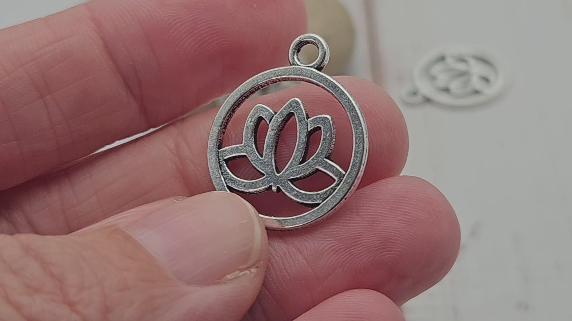10 breloques fleur de lotus dans un rond