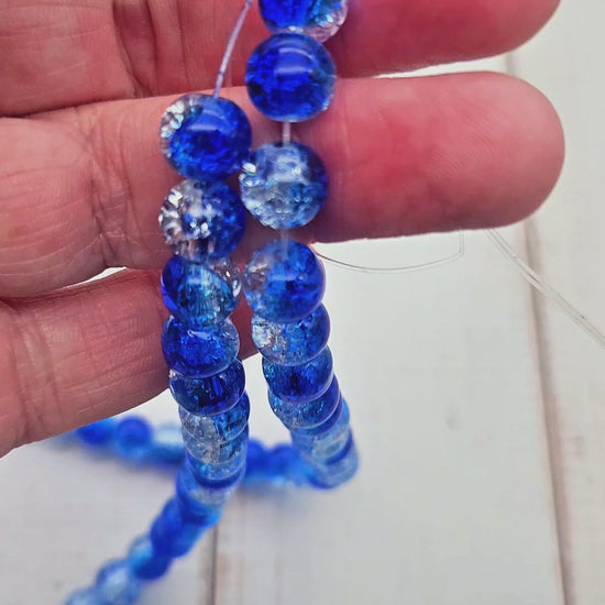 100 perles en verre craquelées bleues et transparentes 8mm