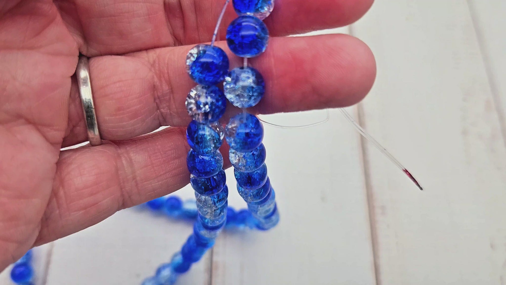 100 perles en verre craquelées bleues et transparentes 8mm