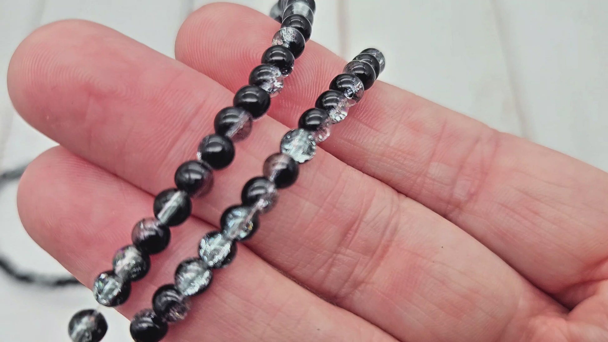 200 perles en verre craquelées noires et transparentes 4mm