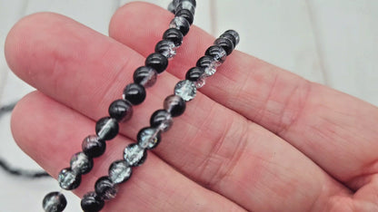 200 perles en verre craquelées noires et transparentes 4mm