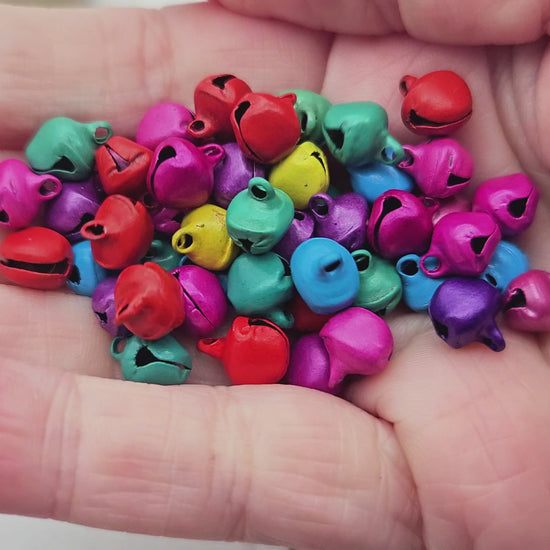 100 breloques grelots clochettes multicolores tons mats