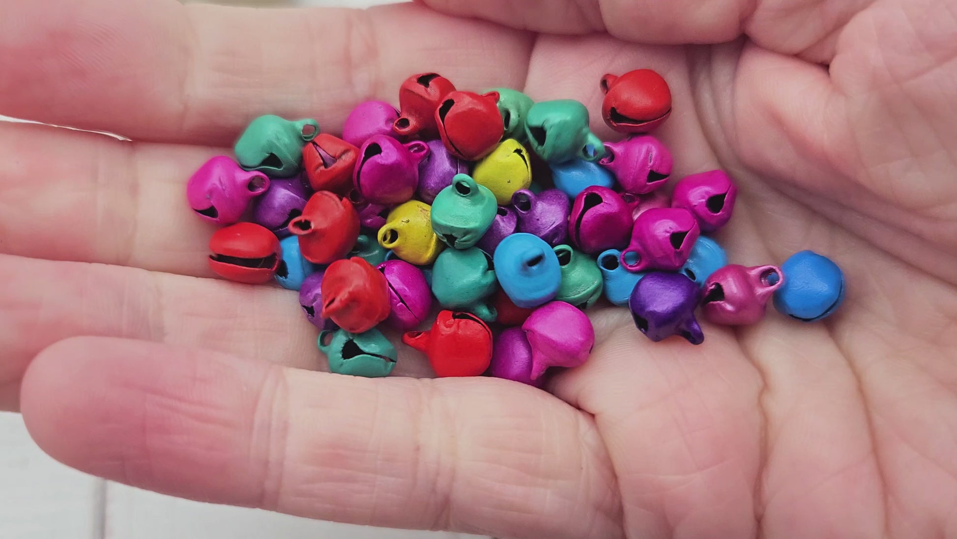 100 breloques grelots clochettes multicolores tons mats
