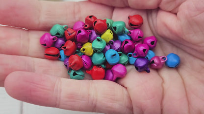 100 breloques grelots clochettes multicolores tons mats