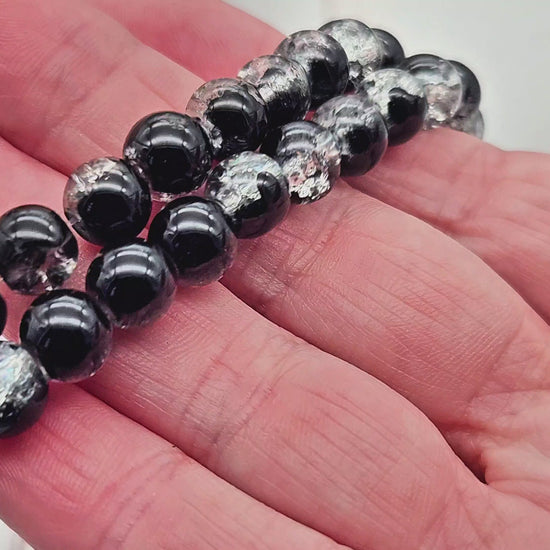 100 perles en verre craquelées noires et transparentes 8mm