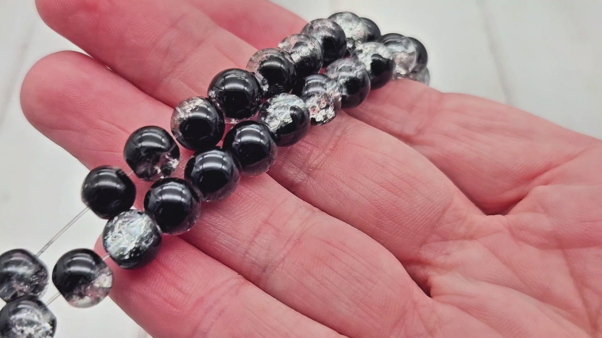 100 perles en verre craquelées noires et transparentes 8mm