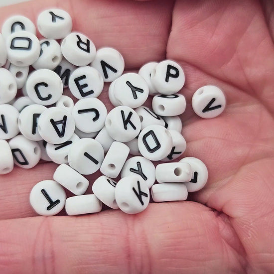 520 perles alphabet lettres noires sur blanc 7mm
