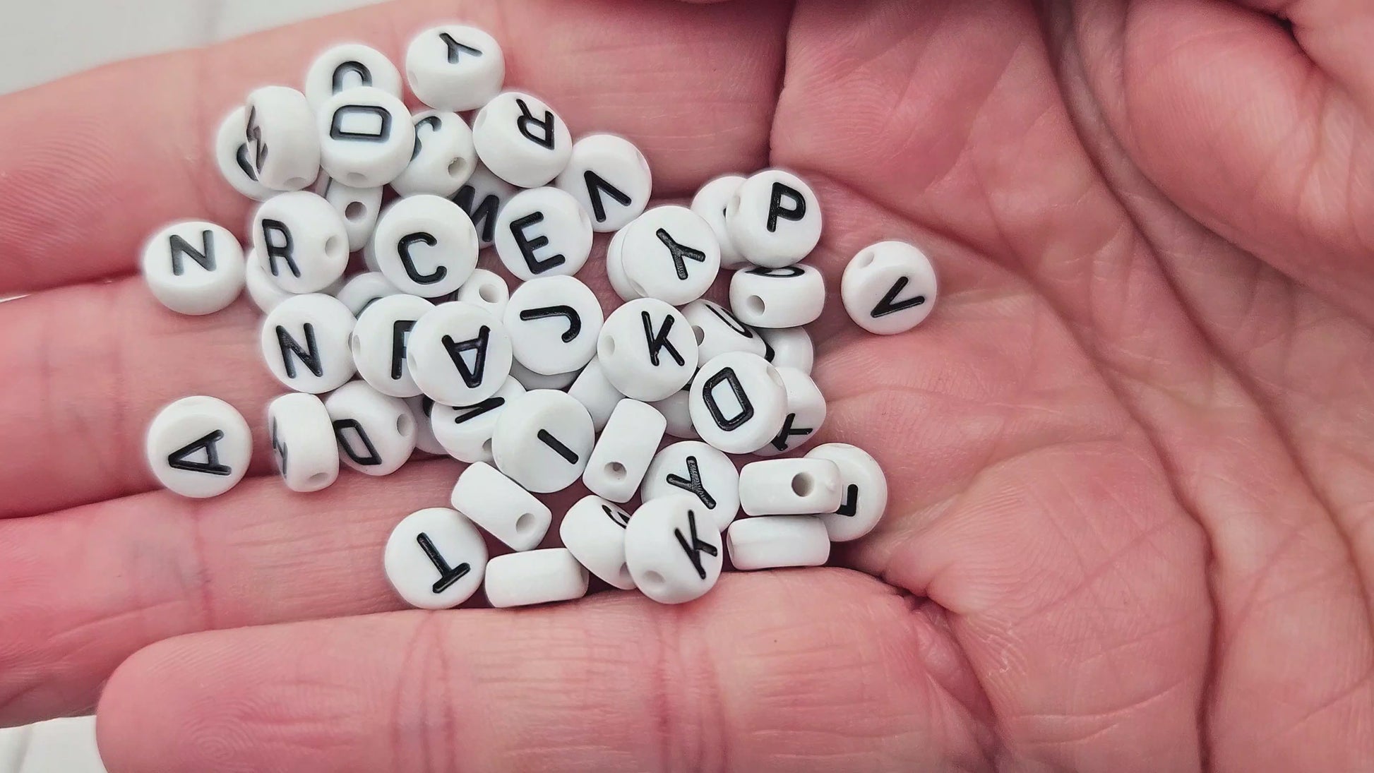 520 perles alphabet lettres noires sur blanc 7mm