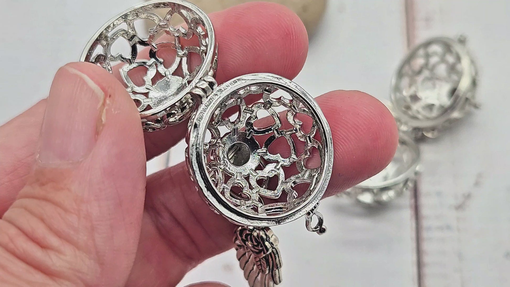 2 cages coeurs avec breloque aile pour création bolas de grosesse