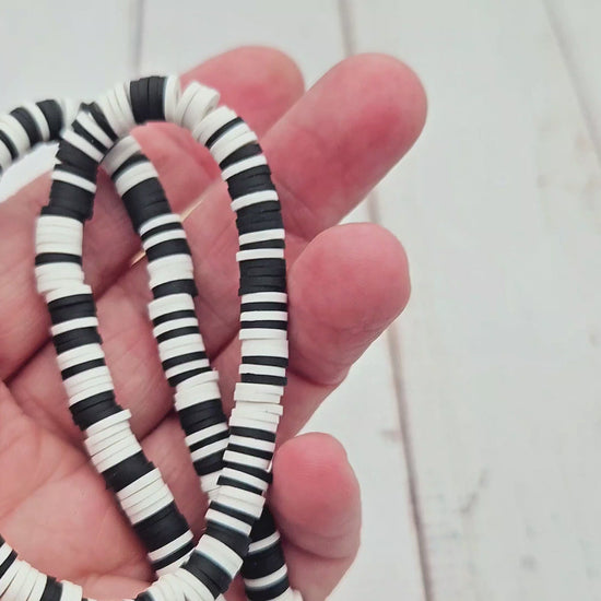 290 perles heishi noires et blanches 6mm