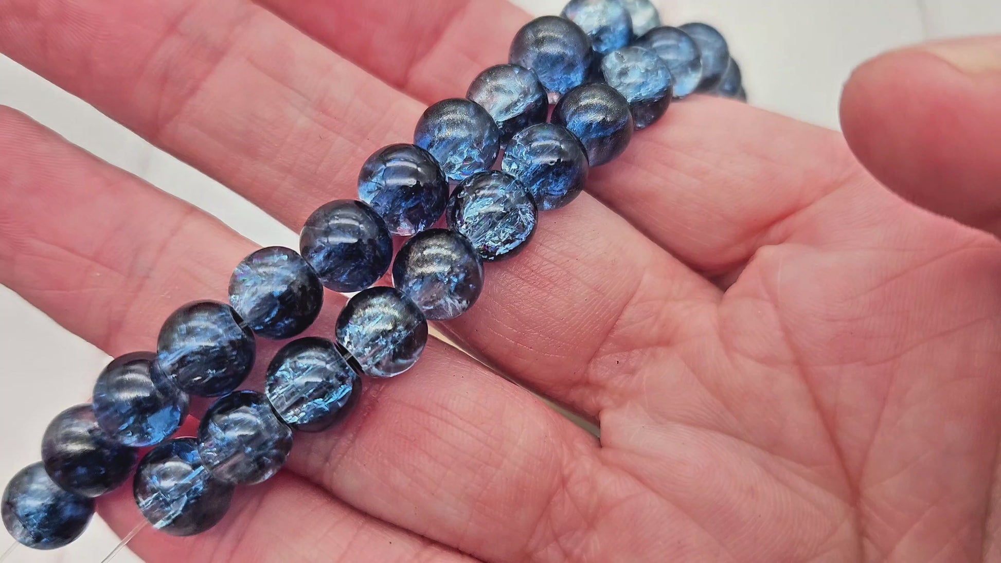 100 perles en verre craquelées bleu marine 8mm