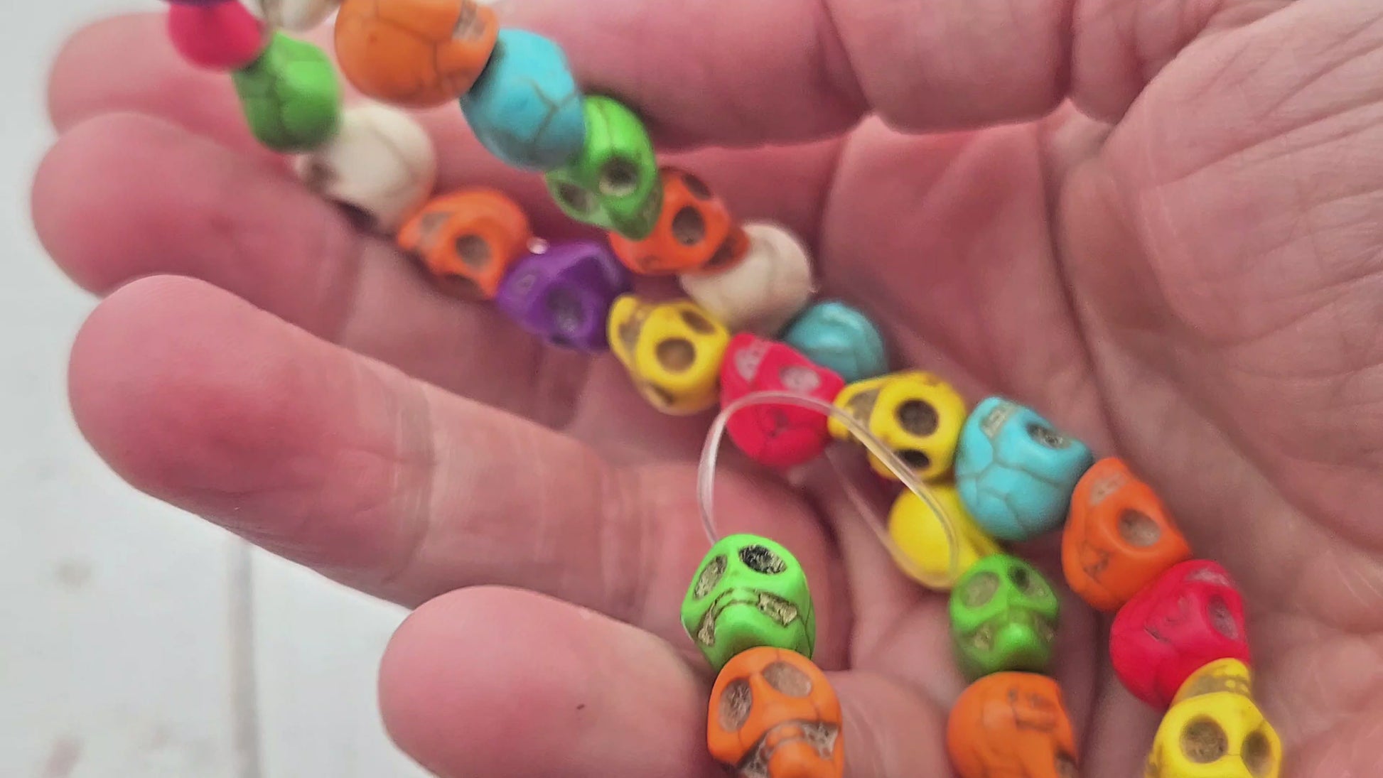 37 perles tête de mort multicolores 10x8mm